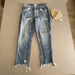 Free people distressed boyfriend/girlfriend fit. Size 29